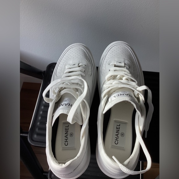 Chanel Interlocking CC Logo White Sneakers Like New Size 41. Worn once. - Picture 4 of 6